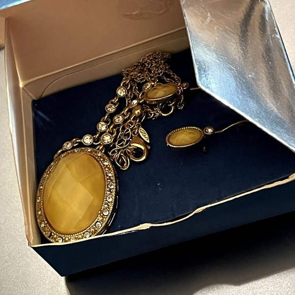 Avon White Opalesque Medallion Necklace Earrings Gift Set (2007) - Picture 11 of 11